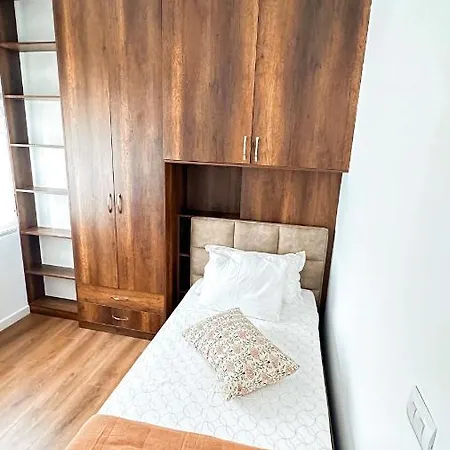 Saal * Tirana